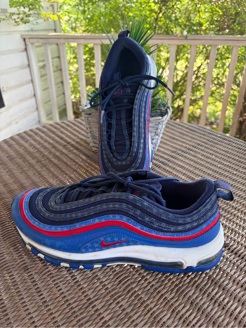 Nike Men’s Sneakers in Navy, Blue, and Red